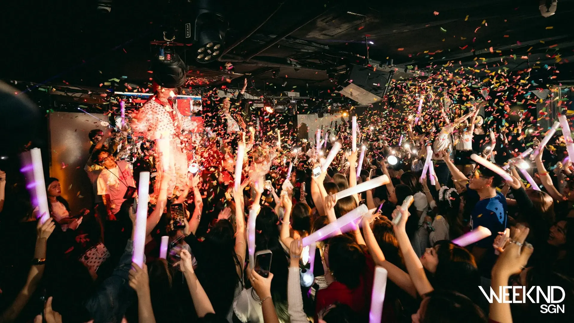 Đám đông cuồng nhiệt dưới ánh laser tại Weeknd Sài Gòn